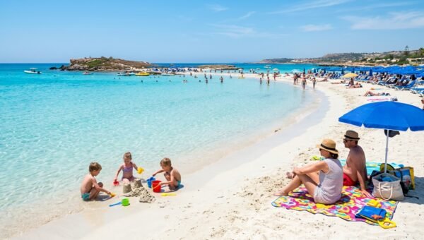 קפריסין עם ילדים – חוף Nissi Beach באיה נאפה